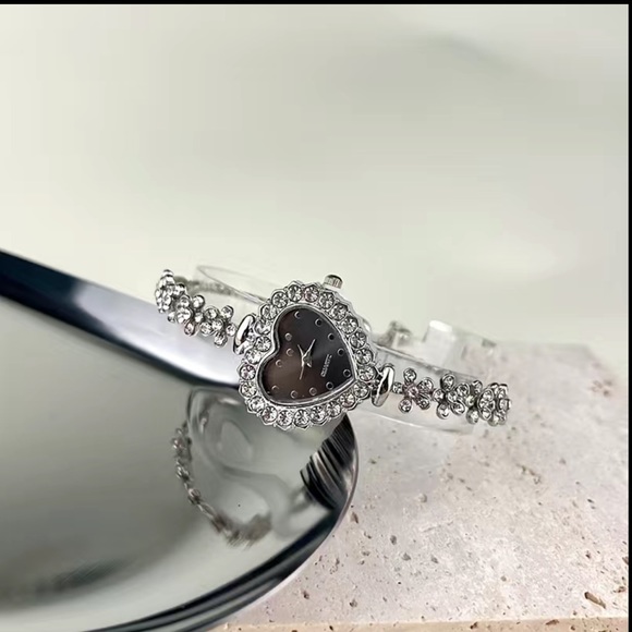 Cute  GOLD heart shaped watch - Picture 3 of 15